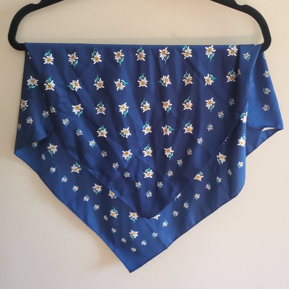 🍅 2-4-1 🍅 🪩 Daisy print navy scarf - Picture 1 of 4